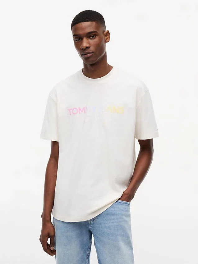 Tommy Jeans Gradient Logo T-Shirt Tommy Jeans Gradient Logo T-Shirt
