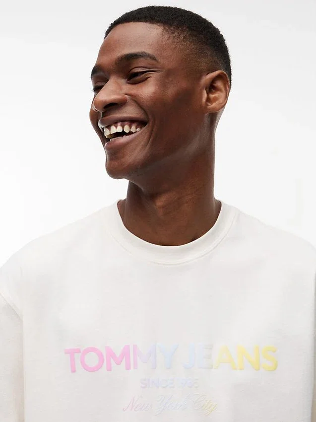 Tommy Jeans Gradient Logo T-Shirt Tommy Jeans Gradient Logo T-Shirt