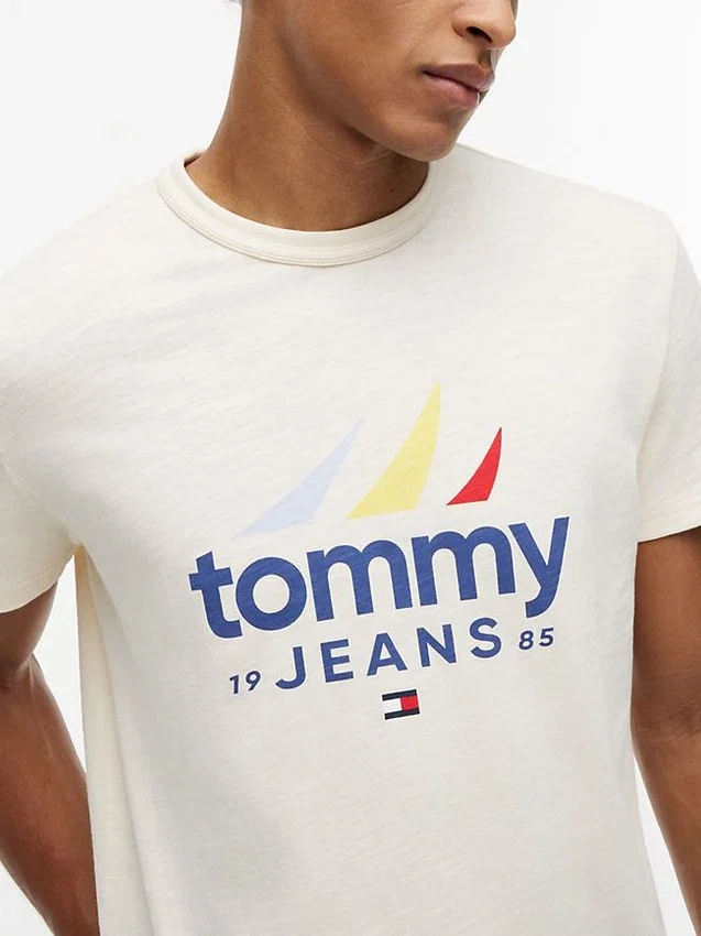 Tommy Jeans Sailing Logo T-Shirt Tommy Jeans Sailing Logo T-Shirt